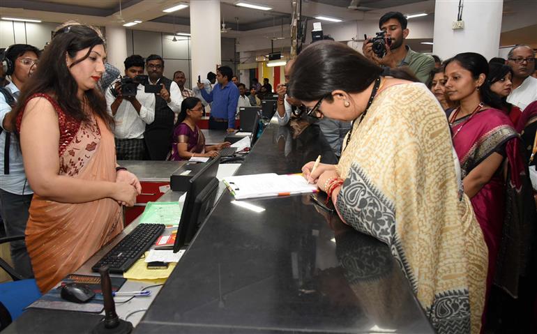 The Union Minister for Women & Child Development and Minority Affairs, Smt. Smriti Irani Opening Mahila Samman Saving Certificate (MSSC) account at Sansad Marg Post Office, in New Delhi on April 26, 2023.