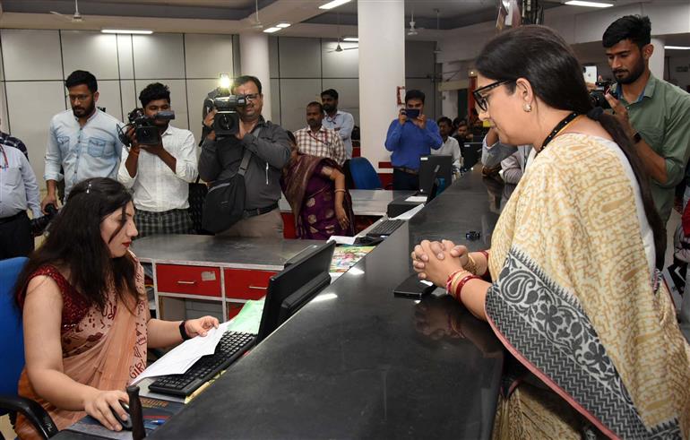 The Union Minister for Women & Child Development and Minority Affairs, Smt. Smriti Irani Opening Mahila Samman Saving Certificate (MSSC) account at Sansad Marg Post Office, in New Delhi on April 26, 2023.