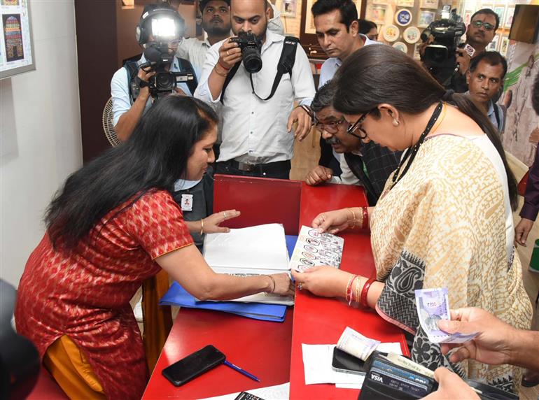 The Union Minister for Women & Child Development and Minority Affairs, Smt. Smriti Irani Opening Mahila Samman Saving Certificate (MSSC) account at Sansad Marg Post Office, in New Delhi on April 26, 2023.