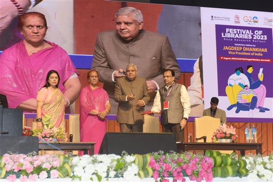 उपराष्ट्रपति और राज्यसभा के सभापति श्री जगदीप धनखड़ ने 06 अगस्त, 2023 को प्रगति मैदान, नई दिल्ली में "पुस्तकालय महोत्सव 2023" के समापन समारोह के दौरान पुस्तकालयों की निर्देशिका, लाइब्रेरी रैंकिंग फ्रेमवर्क और बिब्लियो-ऑन-डिमांड सेवा का शुभारंभ किया।