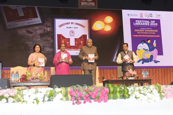 उपराष्ट्रपति और राज्यसभा के सभापति श्री जगदीप धनखड़ ने 06 अगस्त, 2023 को प्रगति मैदान, नई दिल्ली में "पुस्तकालय महोत्सव 2023" के समापन समारोह के दौरान पुस्तकालयों की निर्देशिका, लाइब्रेरी रैंकिंग फ्रेमवर्क और बिब्लियो-ऑन-डिमांड सेवा का शुभारंभ किया।