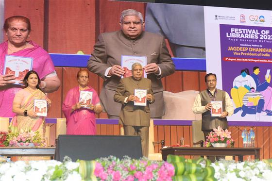 उपराष्ट्रपति और राज्यसभा के सभापति श्री जगदीप धनखड़ ने 06 अगस्त, 2023 को प्रगति मैदान, नई दिल्ली में "पुस्तकालय महोत्सव 2023" के समापन समारोह के दौरान पुस्तकालयों की निर्देशिका, लाइब्रेरी रैंकिंग फ्रेमवर्क और बिब्लियो-ऑन-डिमांड सेवा का शुभारंभ किया।