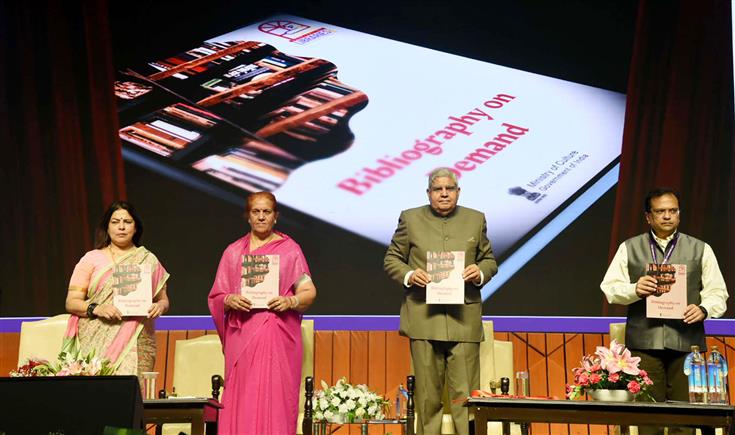 उपराष्ट्रपति और राज्यसभा के सभापति श्री जगदीप धनखड़ ने 06 अगस्त, 2023 को प्रगति मैदान, नई दिल्ली में "पुस्तकालय महोत्सव 2023" के समापन समारोह के दौरान पुस्तकालयों की निर्देशिका, लाइब्रेरी रैंकिंग फ्रेमवर्क और बिब्लियो-ऑन-डिमांड सेवा का शुभारंभ किया।