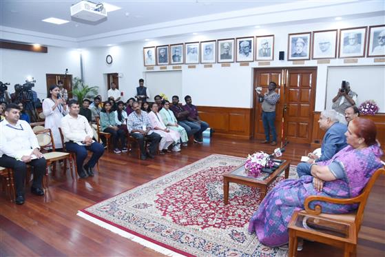 12 अगस्त, 2023 को उपराष्ट्रपति निवास, नई दिल्ली में 'मन की बात' क्विज़ प्रतियोगिता में केरल के विजेताओं के साथ एक समूह तस्वीर में उपराष्ट्रपति और राज्यसभा के सभापति श्री जगदीप धनखड़।