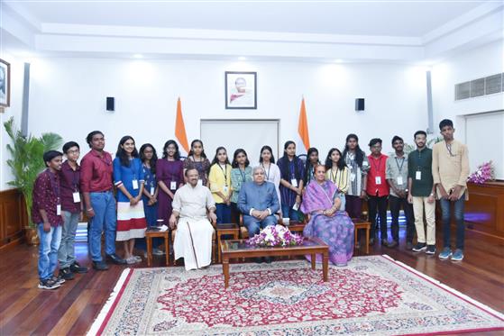 12 अगस्त, 2023 को उपराष्ट्रपति निवास, नई दिल्ली में 'मन की बात' क्विज़ प्रतियोगिता में केरल के विजेताओं के साथ एक समूह तस्वीर में उपराष्ट्रपति और राज्यसभा के सभापति श्री जगदीप धनखड़।