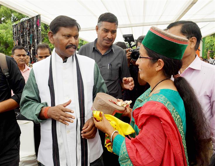 The Union Minister for Tribal Affairs, Shri Arjun Munda interacting with Sarpanches from Border Villages at the Vibrant Village Programme, in New Delhi on August 14, 2023.