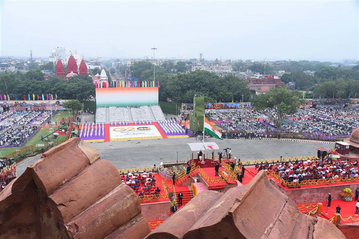 77वें स्वतंत्रता दिवस के अवसर पर 15 अगस्त, 2023 को नई दिल्ली में लाल किले की प्राचीर से लाल किले का विहंगम दृश्य।