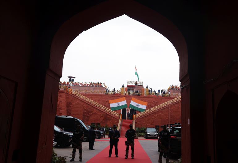 77वें स्वतंत्रता दिवस के अवसर पर 15 अगस्त, 2023 को नई दिल्ली में लाल किले की प्राचीर से लाल किले का विहंगम दृश्य।