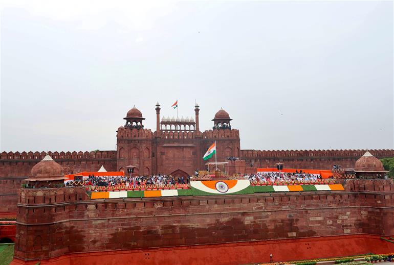 77वें स्वतंत्रता दिवस के अवसर पर 15 अगस्त, 2023 को नई दिल्ली में लाल किले की प्राचीर से लाल किले का विहंगम दृश्य।