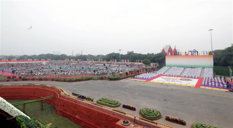 77वें स्वतंत्रता दिवस के अवसर पर 15 अगस्त, 2023 को नई दिल्ली में लाल किले की प्राचीर से लाल किले का विहंगम दृश्य।