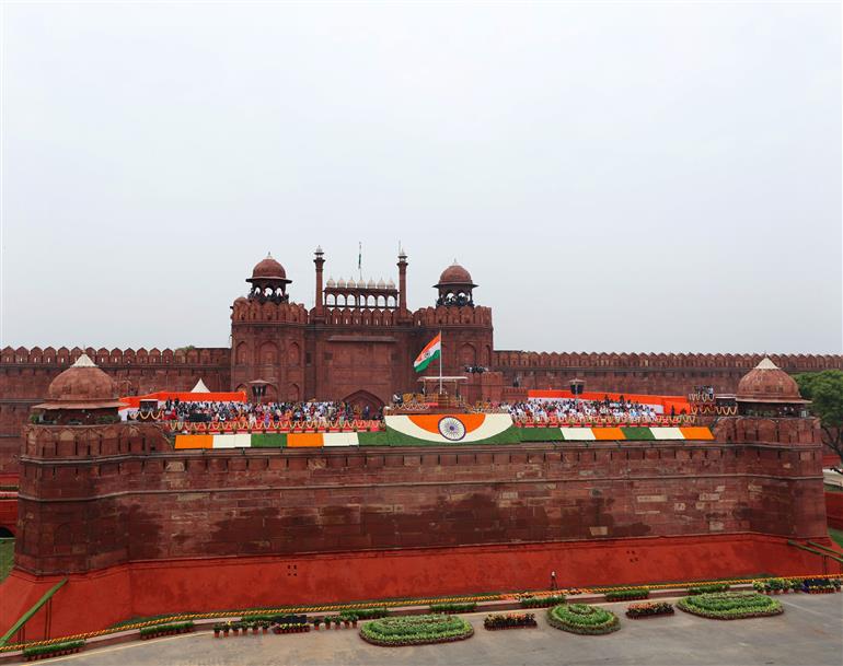 77वें स्वतंत्रता दिवस के अवसर पर 15 अगस्त, 2023 को नई दिल्ली में लाल किले की प्राचीर से लाल किले का विहंगम दृश्य।