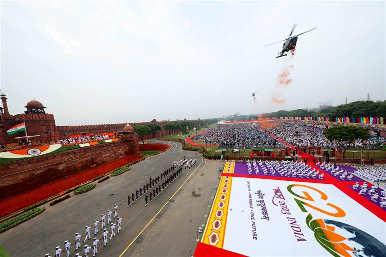 77वें स्वतंत्रता दिवस के अवसर पर 15 अगस्त, 2023 को नई दिल्ली में लाल किले की प्राचीर से लाल किले का विहंगम दृश्य।