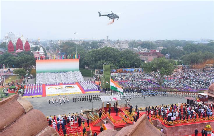 77वें स्वतंत्रता दिवस के अवसर पर 15 अगस्त, 2023 को नई दिल्ली में लाल किले की प्राचीर से लाल किले का विहंगम दृश्य।