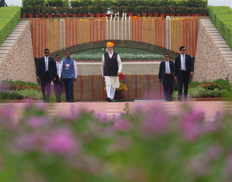 PM arrives the Samadhi of Mahatma Gandhi at Rajghat on the occasion of 77th Independence Day, in New Delhi on August 15, 2023.