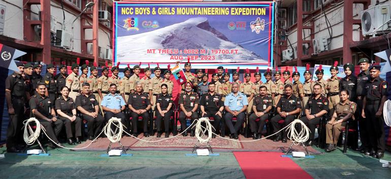 राष्ट्रीय कैडेट कोर (एनसीसी) के महानिदेशक लेफ्टिनेंट जनरल गुरबीरपाल सिंह ने 21 अगस्त, 2023 को नई दिल्ली से माउंट थेलू की चोटी के लिए एनसीसी के लड़के और लड़कियों के पर्वतारोहण अभियान को हरी झंडी दिखाई।
