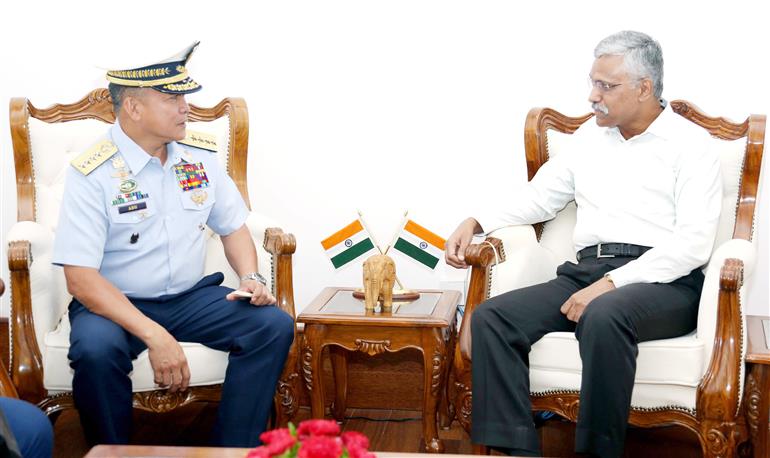 The Commandant, Philippine Coast Guard Admiral, Artemio M Abu calling on the Defence Secretary, Shri Giridhar Aramane, in New Delhi on August 23, 2023.