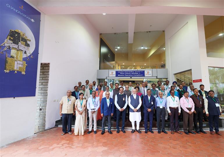 26 अगस्त, 2023 को बेंगलुरु स्थित इसरो टेलीमेट्री ट्रैकिंग एंड कमांड नेटवर्क (आईएसटीआरएसी) में चंद्रयान-3 मिशन की सफलता पर इसरो के वैज्ञानिकों के साथ एक समूह तस्वीर में प्रधानमंत्री श्री नरेन्द्र मोदी।