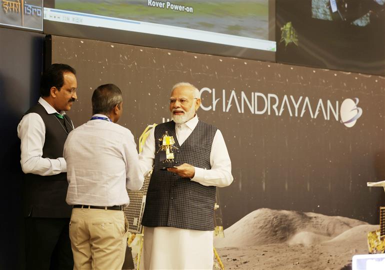 प्रधानमंत्री श्री नरेन्द्र मोदी ने 26 अगस्त, 2023 को बेंगलुरु में इसरो टेलीमेट्री ट्रैकिंग एंड कमांड नेटवर्क (आईएसटीआरएसी) का दौरा किया और चंद्रयान-3 की सफलता पर टीम इसरो को संबोधित किया।