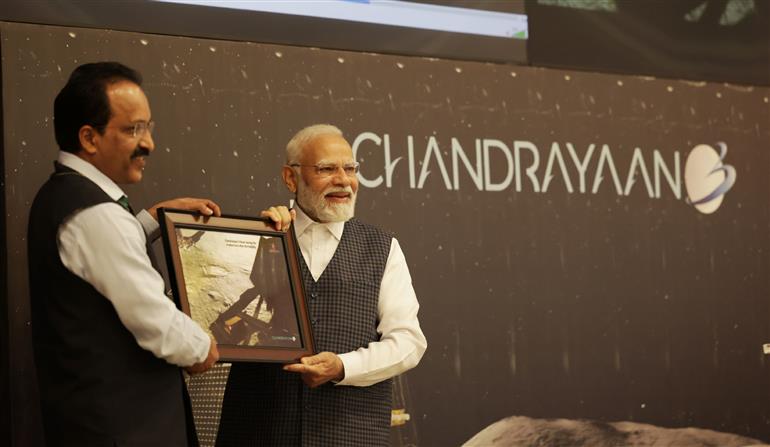 प्रधानमंत्री श्री नरेन्द्र मोदी ने 26 अगस्त, 2023 को बेंगलुरु में इसरो टेलीमेट्री ट्रैकिंग एंड कमांड नेटवर्क (आईएसटीआरएसी) का दौरा किया और चंद्रयान-3 की सफलता पर टीम इसरो को संबोधित किया।