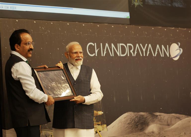 प्रधानमंत्री श्री नरेन्द्र मोदी ने 26 अगस्त, 2023 को बेंगलुरु में इसरो टेलीमेट्री ट्रैकिंग एंड कमांड नेटवर्क (आईएसटीआरएसी) का दौरा किया और चंद्रयान-3 की सफलता पर टीम इसरो को संबोधित किया।