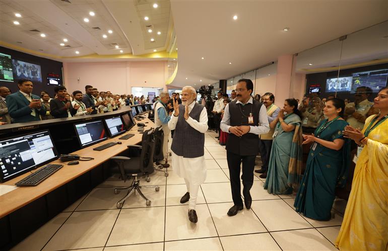 प्रधानमंत्री श्री नरेन्द्र मोदी ने 26 अगस्त, 2023 को बेंगलुरु में इसरो टेलीमेट्री ट्रैकिंग एंड कमांड नेटवर्क (आईएसटीआरएसी) का दौरा किया और चंद्रयान-3 की सफलता पर टीम इसरो को संबोधित किया।