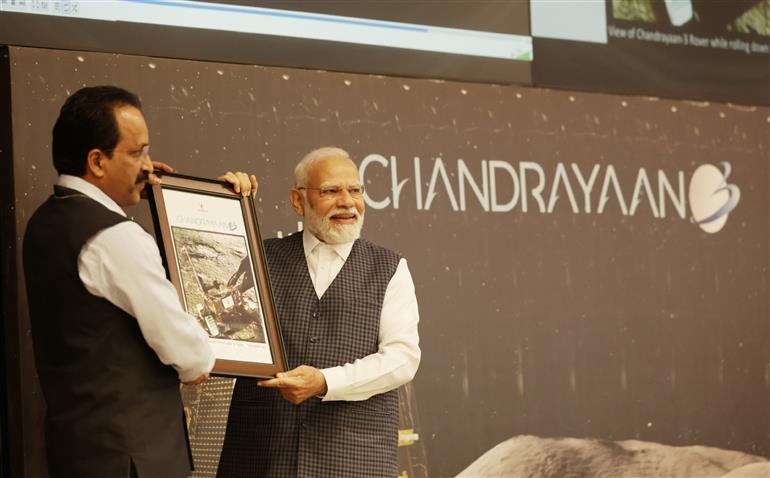 प्रधानमंत्री श्री नरेन्द्र मोदी ने 26 अगस्त, 2023 को बेंगलुरु में इसरो टेलीमेट्री ट्रैकिंग एंड कमांड नेटवर्क (आईएसटीआरएसी) का दौरा किया और चंद्रयान-3 की सफलता पर टीम इसरो को संबोधित किया।