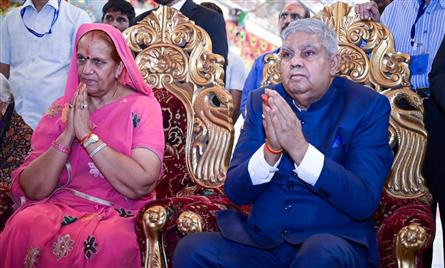 उपराष्ट्रपति और राज्यसभा के सभापति श्री जगदीप धनखड़ 27 अगस्त, 2023 को राजस्थान में माता रानी सती मंदिर (झुंझुनू) में पूजा करते हुए।