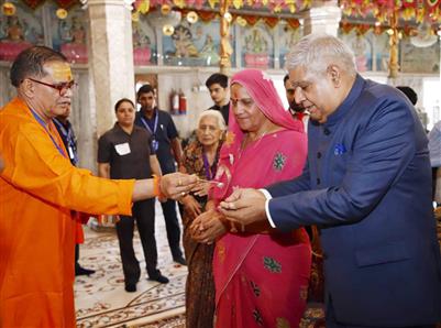 उपराष्ट्रपति और राज्यसभा के सभापति श्री जगदीप धनखड़ 27 अगस्त, 2023 को राजस्थान में माता रानी सती मंदिर (झुंझुनू) में पूजा करते हुए।