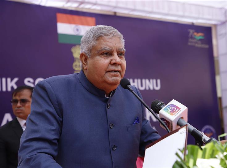 उपराष्ट्रपति और राज्यसभा के सभापति श्री जगदीप धनखड़ 27 अगस्त, 2023 को राजस्थान के सैनिक स्कूल (झुंझुनू) में छात्रों और संकाय सदस्यों को संबोधित करते हुए।