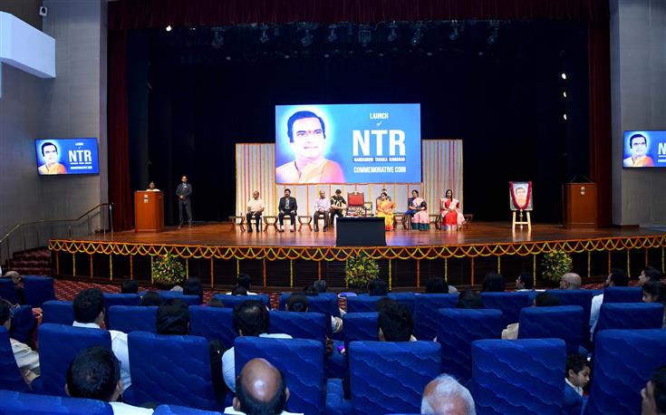 राष्ट्रपति श्रीमती द्रौपदी मुर्मु 28 अगस्त, 2023 को नई दिल्ली में राष्ट्रपति भवन के सांस्कृतिक केंद्र में स्वर्गीय श्री एनटी रामा राव के शताब्दी वर्ष पर स्मारक सिक्का जारी करने के अवसर पर संबोधित करती हुईं।