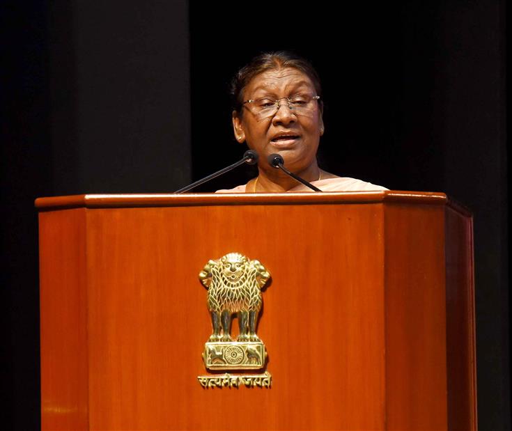 राष्ट्रपति श्रीमती द्रौपदी मुर्मु 28 अगस्त, 2023 को नई दिल्ली में राष्ट्रपति भवन के सांस्कृतिक केंद्र में स्वर्गीय श्री एनटी रामा राव के शताब्दी वर्ष पर स्मारक सिक्का जारी करने के अवसर पर संबोधित करती हुईं।