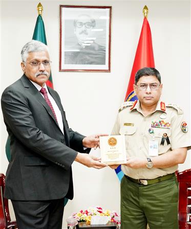 The Defence Secretary, Shri Giridhar Aramane meets the Principal Staff Officer, Armed Forces Division Bangladesh, Lt Gen Waker-Uz-Zaman, in Dhaka, Bangladesh on August 28, 2023.