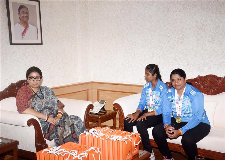 केंद्रीय महिला एवं बाल विकास तथा अल्पसंख्यक मामलों की मंत्री श्रीमती स्मृति इरानी 28 अगस्त, 2023 को नई दिल्ली में भारतीय महिला दृष्टिबाधित क्रिकेट टीम से मुलाकात करती हुईं।