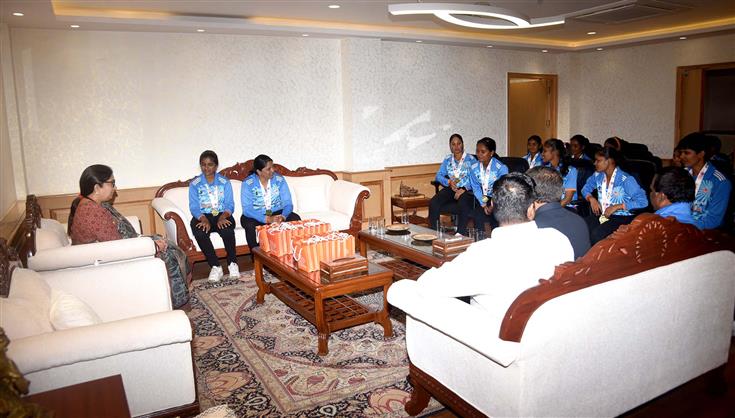 केंद्रीय महिला एवं बाल विकास तथा अल्पसंख्यक मामलों की मंत्री श्रीमती स्मृति इरानी 28 अगस्त, 2023 को नई दिल्ली में भारतीय महिला दृष्टिबाधित क्रिकेट टीम से मुलाकात करती हुईं।