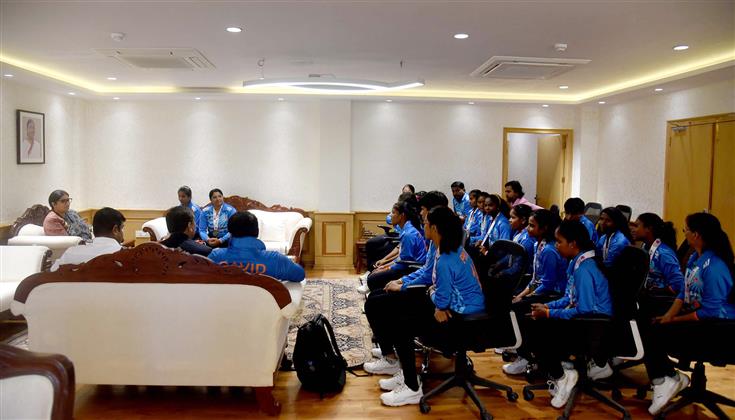 केंद्रीय महिला एवं बाल विकास तथा अल्पसंख्यक मामलों की मंत्री श्रीमती स्मृति इरानी 28 अगस्त, 2023 को नई दिल्ली में भारतीय महिला दृष्टिबाधित क्रिकेट टीम से मुलाकात करती हुईं।