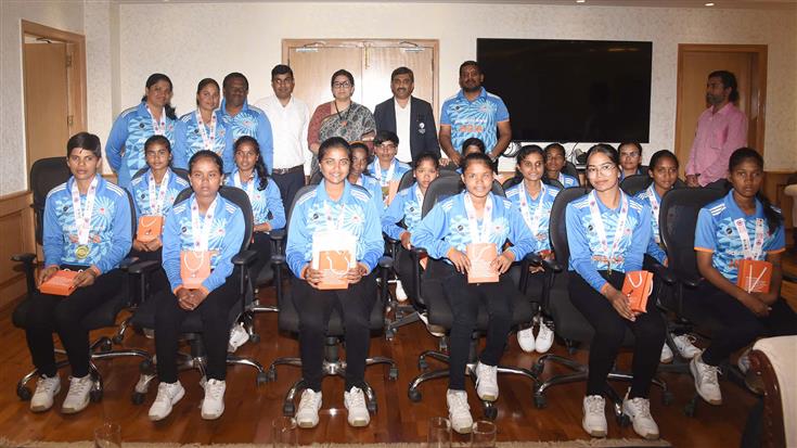 केंद्रीय महिला एवं बाल विकास तथा अल्पसंख्यक मामलों की मंत्री श्रीमती स्मृति इरानी 28 अगस्त, 2023 को नई दिल्ली में भारतीय महिला दृष्टिबाधित क्रिकेट टीम से मुलाकात करती हुईं।