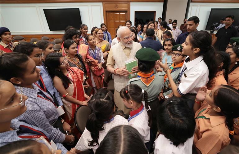 प्रधानमंत्री ने 30 अगस्त, 2023 को नई दिल्ली में बच्चों के साथ रक्षाबंधन का त्योहार मनाया।