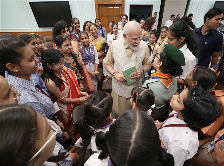 प्रधानमंत्री ने 30 अगस्त, 2023 को नई दिल्ली में बच्चों के साथ रक्षाबंधन का त्योहार मनाया।