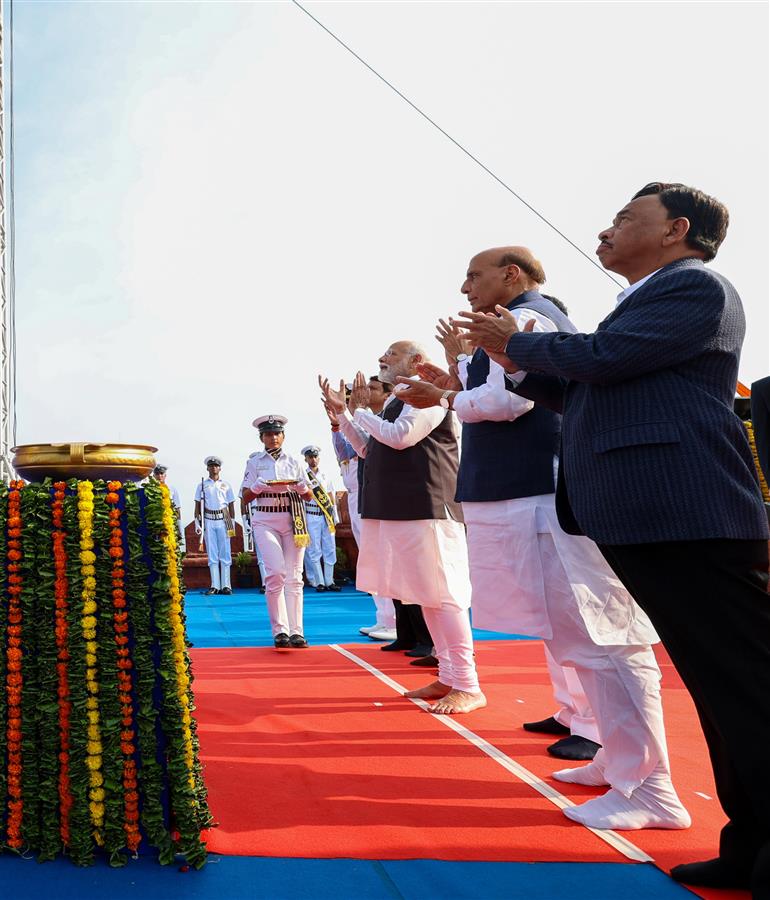 प्रधानमंत्री श्री नरेन्द्र मोदी 04 दिसंबर, 2023 को सिंधुदुर्ग, महाराष्ट्र में श्री छत्रपति शिवाजी महाराज की प्रतिमा का अनावरण करते हुए।