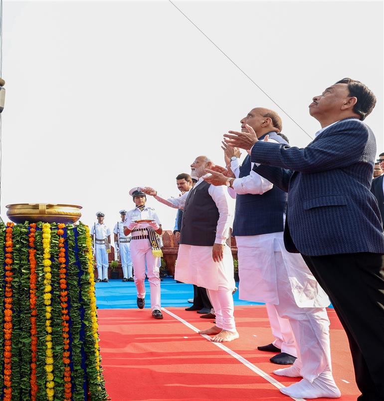 प्रधानमंत्री श्री नरेन्द्र मोदी 04 दिसंबर, 2023 को सिंधुदुर्ग, महाराष्ट्र में श्री छत्रपति शिवाजी महाराज की प्रतिमा का अनावरण करते हुए।