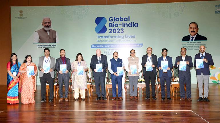 विज्ञान और प्रौद्योगिकी, प्रधानमंत्री कार्यालय, कार्मिक, लोक शिकायत और पेंशन, परमाणु ऊर्जा और अंतरिक्ष राज्य मंत्री (स्वतंत्र प्रभार) डॉ. जितेंद्र सिंह ने 04 दिसंबर, 2023 को प्रगति मैदान, नई दिल्ली के भारत मंडपम में जैव प्रौद्योगिकी पर तीसरी वैश्विक बायो-इंडिया मेगा अंतर्राष्ट्रीय सभा का उद्घाटन किया।