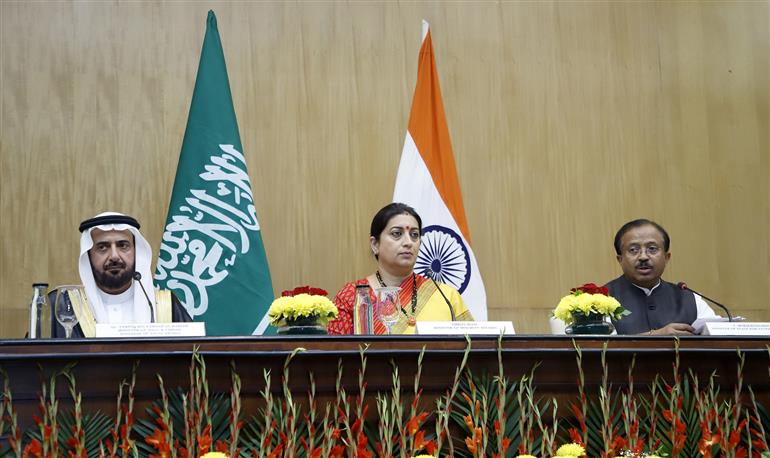 केंद्रीय महिला एवं बाल विकास तथा अल्पसंख्यक कार्य मंत्री श्रीमती स्मृति ईरानी, विदेश राज्य मंत्री और संसदीय कार्य राज्य मंत्री श्री वी. मुरलीधरन और सऊदी अरब के हज और उमरा मंत्री डॉ. तौफीक अल-रबिया 05 दिसंबर, 2023 को नई दिल्ली में हज यात्रा पर मीडिया से बातचीत करते हुए।