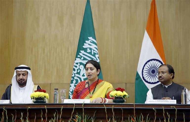 केंद्रीय महिला एवं बाल विकास तथा अल्पसंख्यक कार्य मंत्री श्रीमती स्मृति ईरानी, विदेश राज्य मंत्री और संसदीय कार्य राज्य मंत्री श्री वी. मुरलीधरन और सऊदी अरब के हज और उमरा मंत्री डॉ. तौफीक अल-रबिया 05 दिसंबर, 2023 को नई दिल्ली में हज यात्रा पर मीडिया से बातचीत करते हुए।