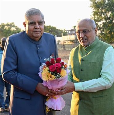 उपराष्ट्रपति और राज्यसभा के सभापति श्री जगदीप धनखड़ के 10 दिसंबर, 2023 को झारखंड के धनबाद पहुंचने पर उनका स्वागत करते हुए झारखंड के राज्यपाल श्री सी.पी. राधाकृष्णन, झारखंड विधानसभा के सदस्य श्री बन्ना गुप्ता और अन्य गणमान्य लोग।