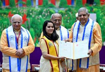 उपराष्ट्रपति और राज्यसभा के सभापति श्री जगदीप धनखड़ 10 दिसंबर, 2023 को झारखंड के धनबाद में भारतीय प्रौद्योगिकी संस्थान (इंडियन स्कूल ऑफ माइन्स) के 43वें दीक्षांत समारोह में मेधावी छात्रों को संस्थान पदक प्रदान करते हुए।