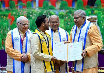 उपराष्ट्रपति और राज्यसभा के सभापति श्री जगदीप धनखड़ 10 दिसंबर, 2023 को झारखंड के धनबाद में भारतीय प्रौद्योगिकी संस्थान (इंडियन स्कूल ऑफ माइन्स) के 43वें दीक्षांत समारोह में मेधावी छात्रों को संस्थान पदक प्रदान करते हुए।