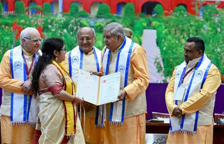 उपराष्ट्रपति और राज्यसभा के सभापति श्री जगदीप धनखड़ 10 दिसंबर, 2023 को झारखंड के धनबाद में भारतीय प्रौद्योगिकी संस्थान (इंडियन स्कूल ऑफ माइन्स) के 43वें दीक्षांत समारोह में मेधावी छात्रों को संस्थान पदक प्रदान करते हुए।