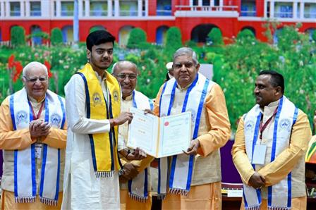 उपराष्ट्रपति और राज्यसभा के सभापति श्री जगदीप धनखड़ 10 दिसंबर, 2023 को झारखंड के धनबाद में भारतीय प्रौद्योगिकी संस्थान (इंडियन स्कूल ऑफ माइन्स) के 43वें दीक्षांत समारोह में मेधावी छात्रों को संस्थान पदक प्रदान करते हुए।