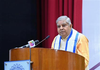 उपराष्ट्रपति और राज्यसभा के सभापति श्री जगदीप धनखड़ 10 दिसंबर, 2023 को झारखंड के धनबाद में भारतीय प्रौद्योगिकी संस्थान (इंडियन स्कूल ऑफ माइन्स) के 43वें दीक्षांत समारोह के दौरान संबोधित करते हुए।