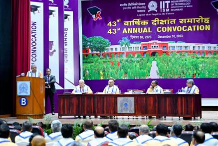 उपराष्ट्रपति और राज्यसभा के सभापति श्री जगदीप धनखड़ 10 दिसंबर, 2023 को झारखंड के धनबाद में भारतीय प्रौद्योगिकी संस्थान (इंडियन स्कूल ऑफ माइन्स) के 43वें दीक्षांत समारोह के दौरान संबोधित करते हुए।